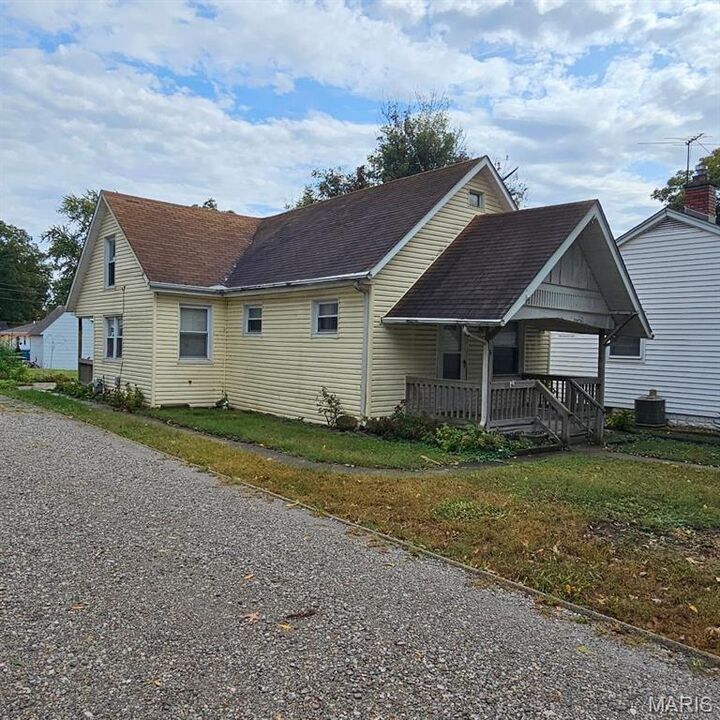 Property Photo:  6 N Smith Street  IL 62285 