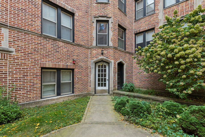 Property Photo:  136 Clyde Avenue 2S  IL 60202 