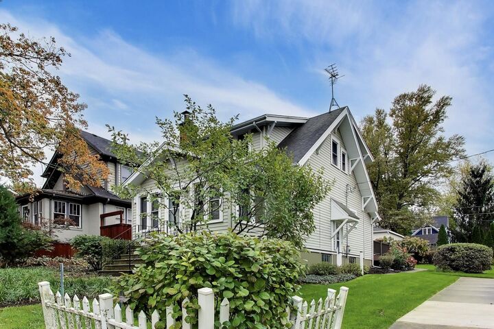 Property Photo: 1003 Ash Street IL 60174