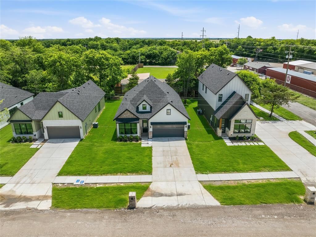Property Photo:  301 E Locust Street  TX 75452 