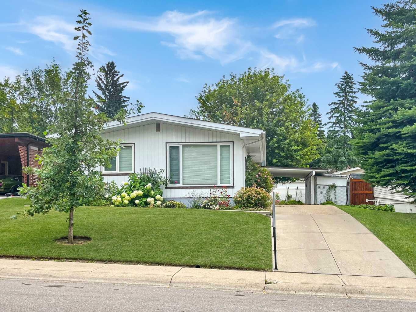 Property Photo:  4536 Claret Street NW  AB T2L 1C1 