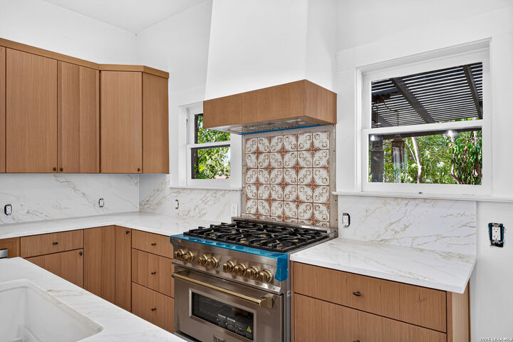 Property Photo:  411 Parland Pl  TX 78209 