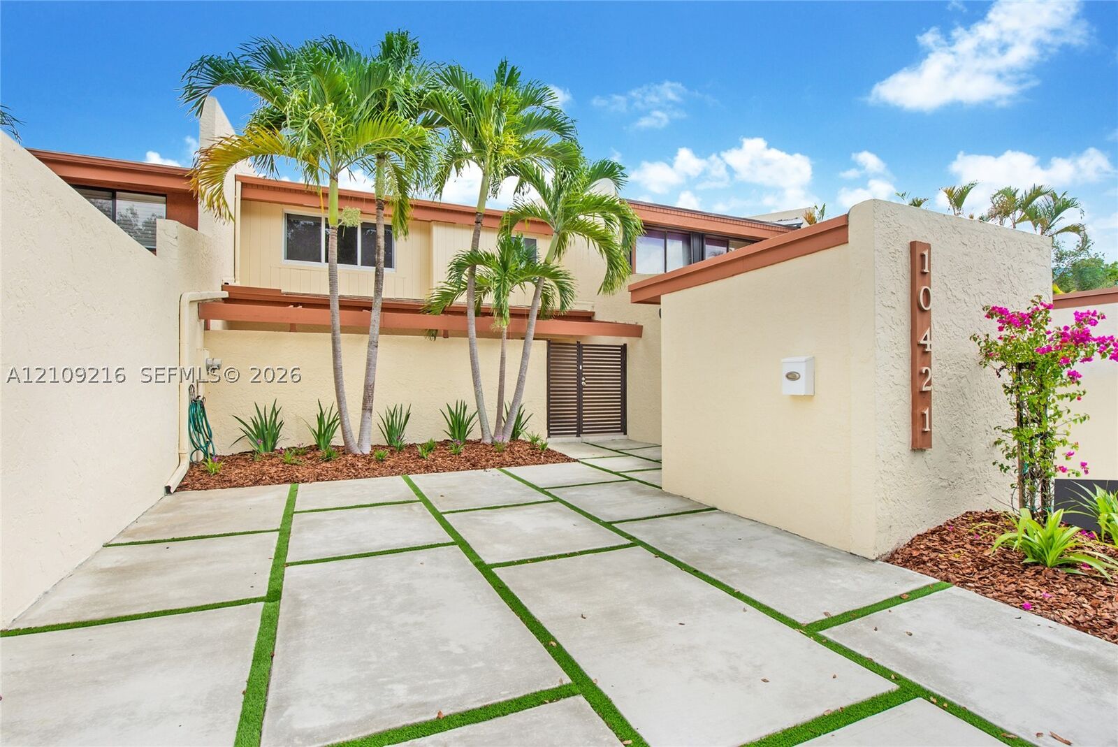 Property Photo:  10421 SW 76th St 10421  FL 33173 