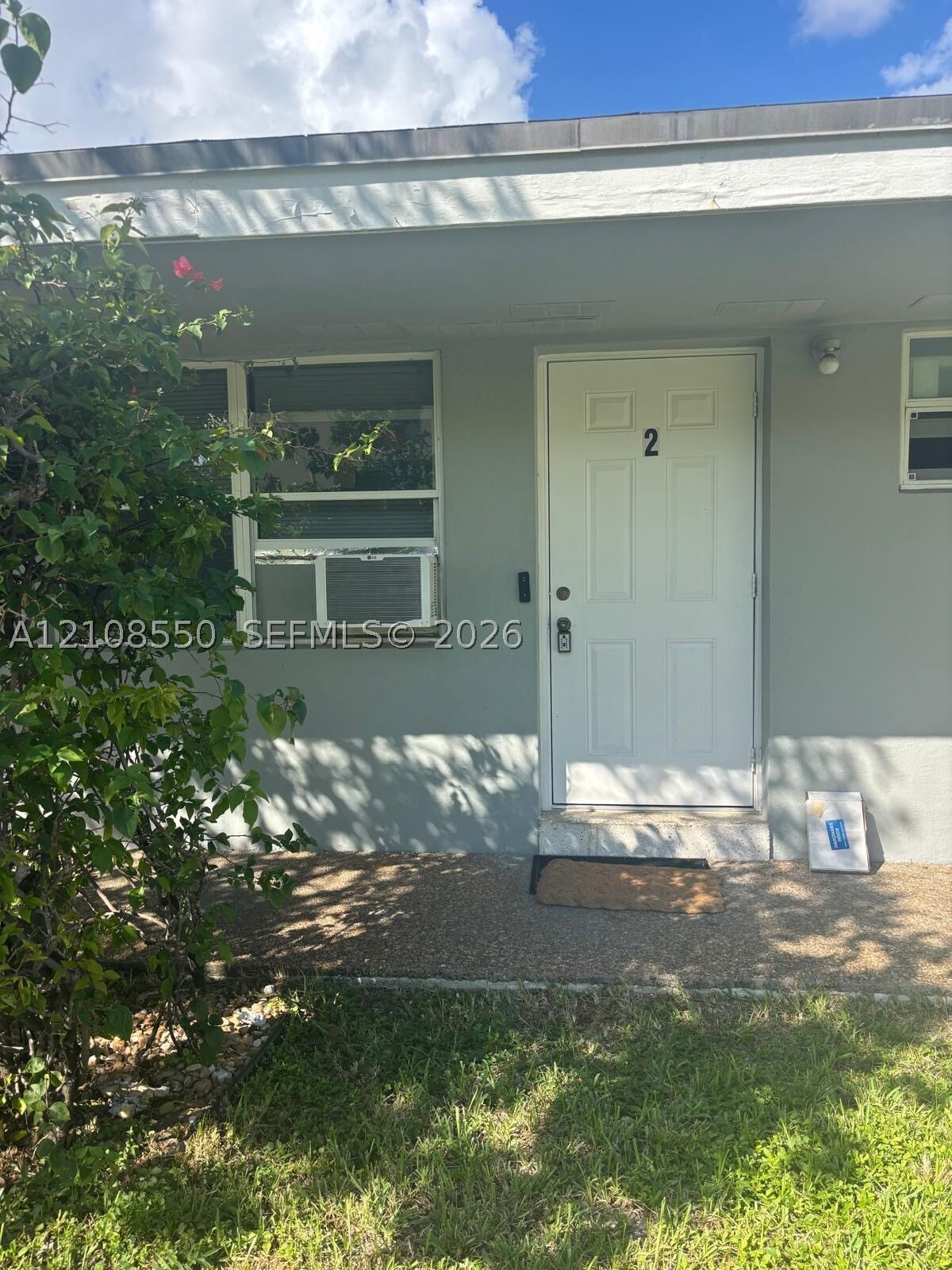 Property Photo:  704 SE 21st St 2  FL 33316 