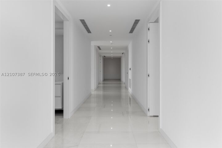 Property Photo:  300 Biscayne Boulevard Way 4901E  FL 33131 