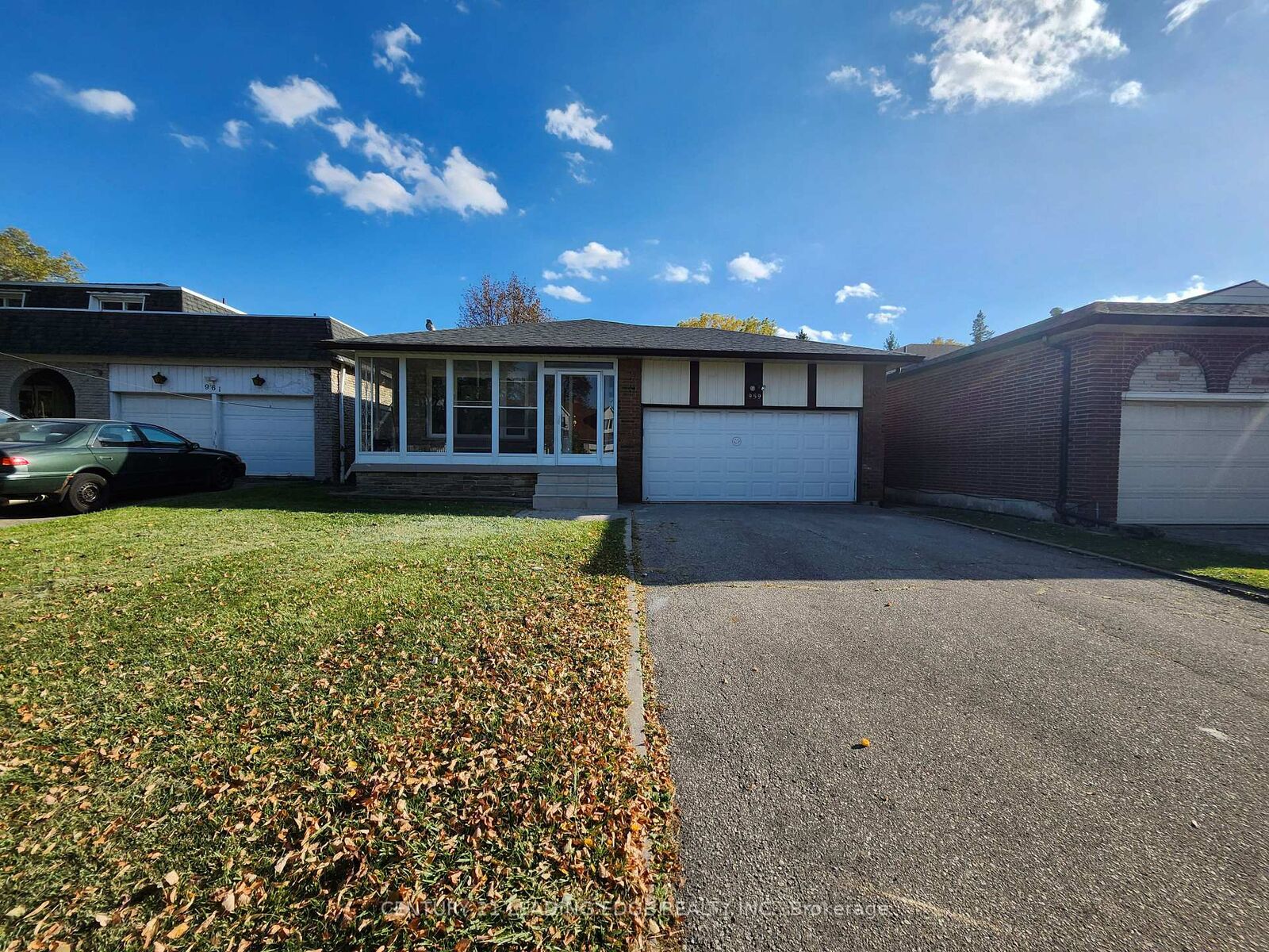 Property Photo:  959 Huntingwood Drive S Main  ON M1S 1K3 