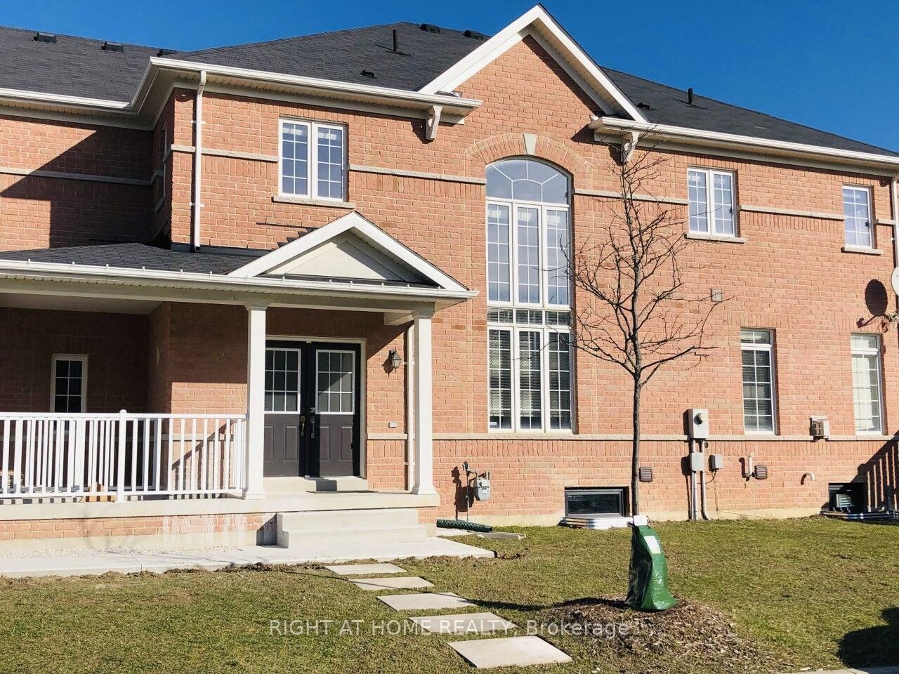 Property Photo:  918 Oasis Drive Lower  ON L5V 0C7 