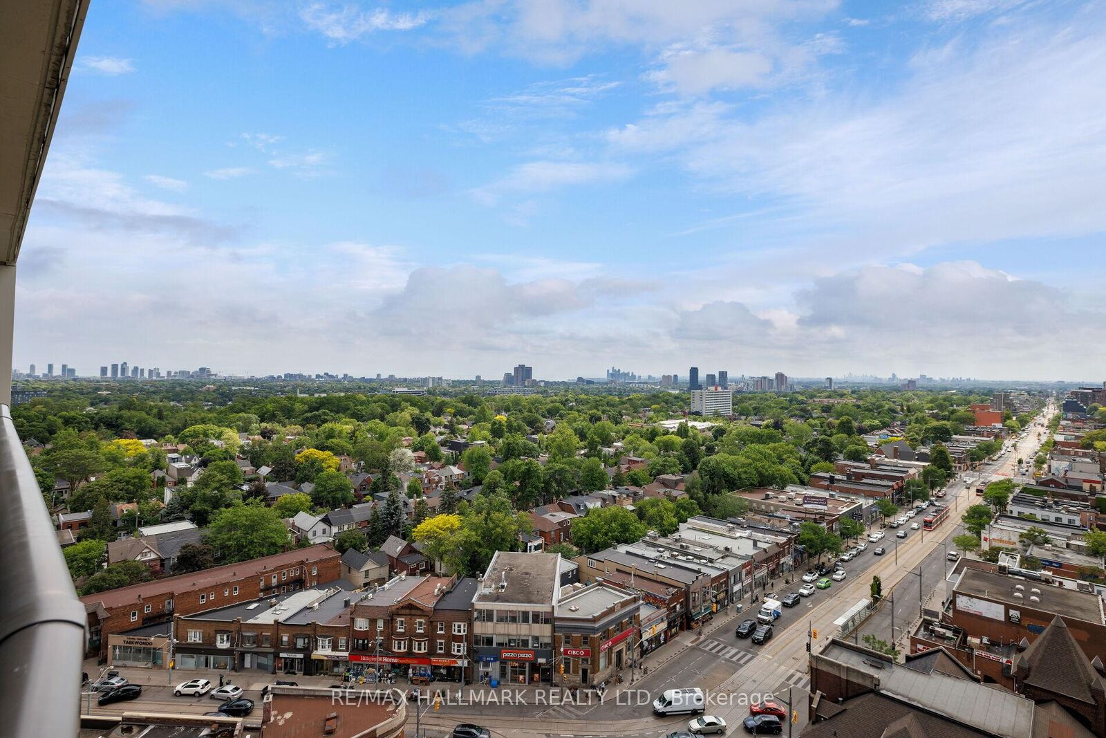 Property Photo:  530 St Clair Avenue W 1401  ON M6C 0A2 