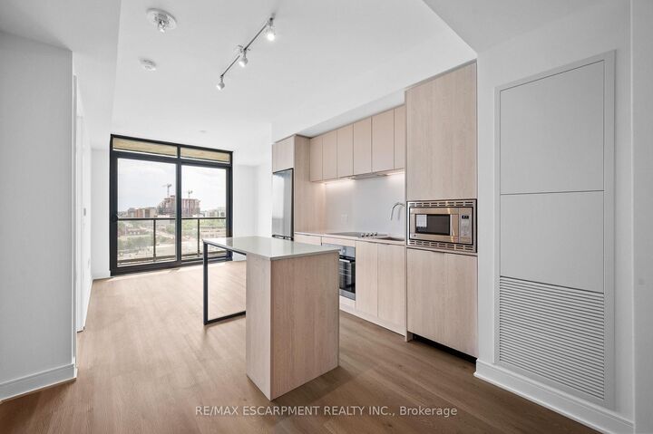 Property Photo: 86 Dundas Street E 1016 ON L5A 1W4