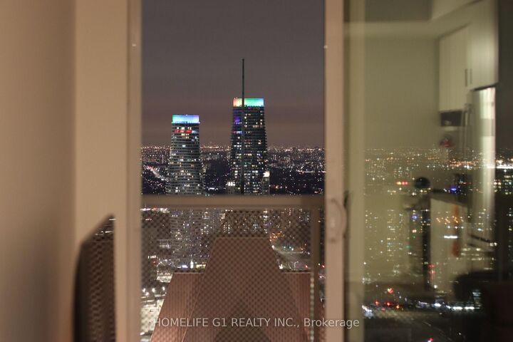 Property Photo:  4065 Confederation Parkway 4007  ON L5B 0L4 