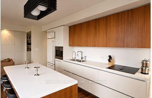 Property Photo:  85 Bloor Street E 2007  ON M4W 3Y1 