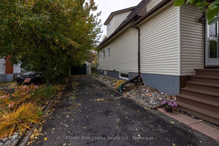 Property Photo:  226 Balmoral Street  ON P7C 4J8 