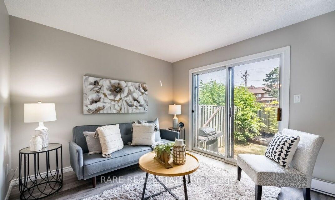 Property Photo: 221 Ormond Drive 18 ON L1G 6T7