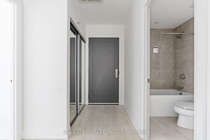 Property Photo:  33 Frederick Todd Way 605  ON M4G 0C9 