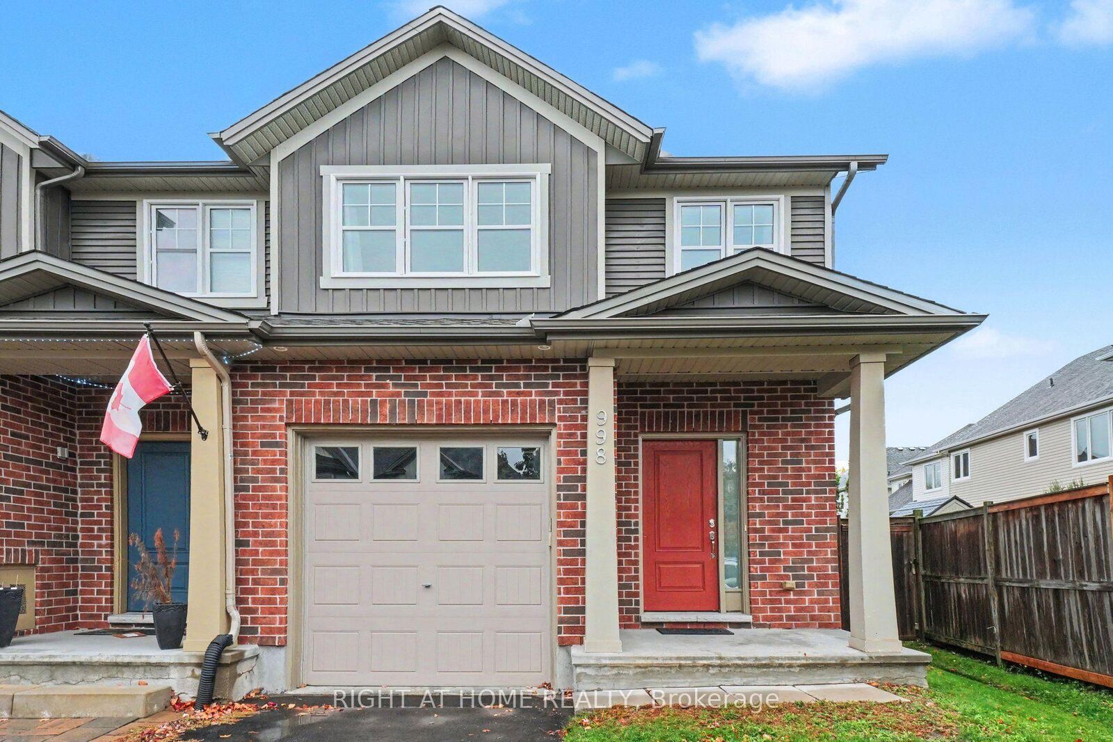 Property Photo:  998 Bunchberry Way  ON K1T 0L6 