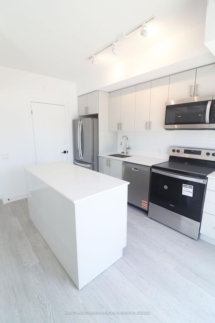 Property Photo:  2782 Barton Street E 111  ON L8E 0L3 