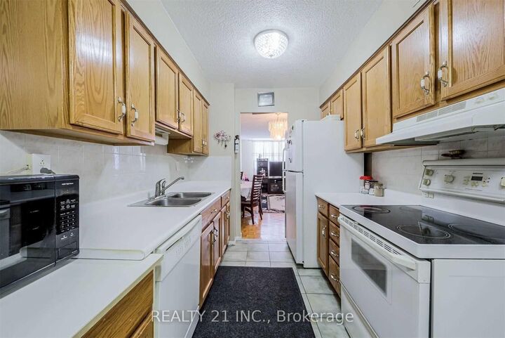 Property Photo:  25 Sunrise Avenue N 811  ON M4A 2S2 