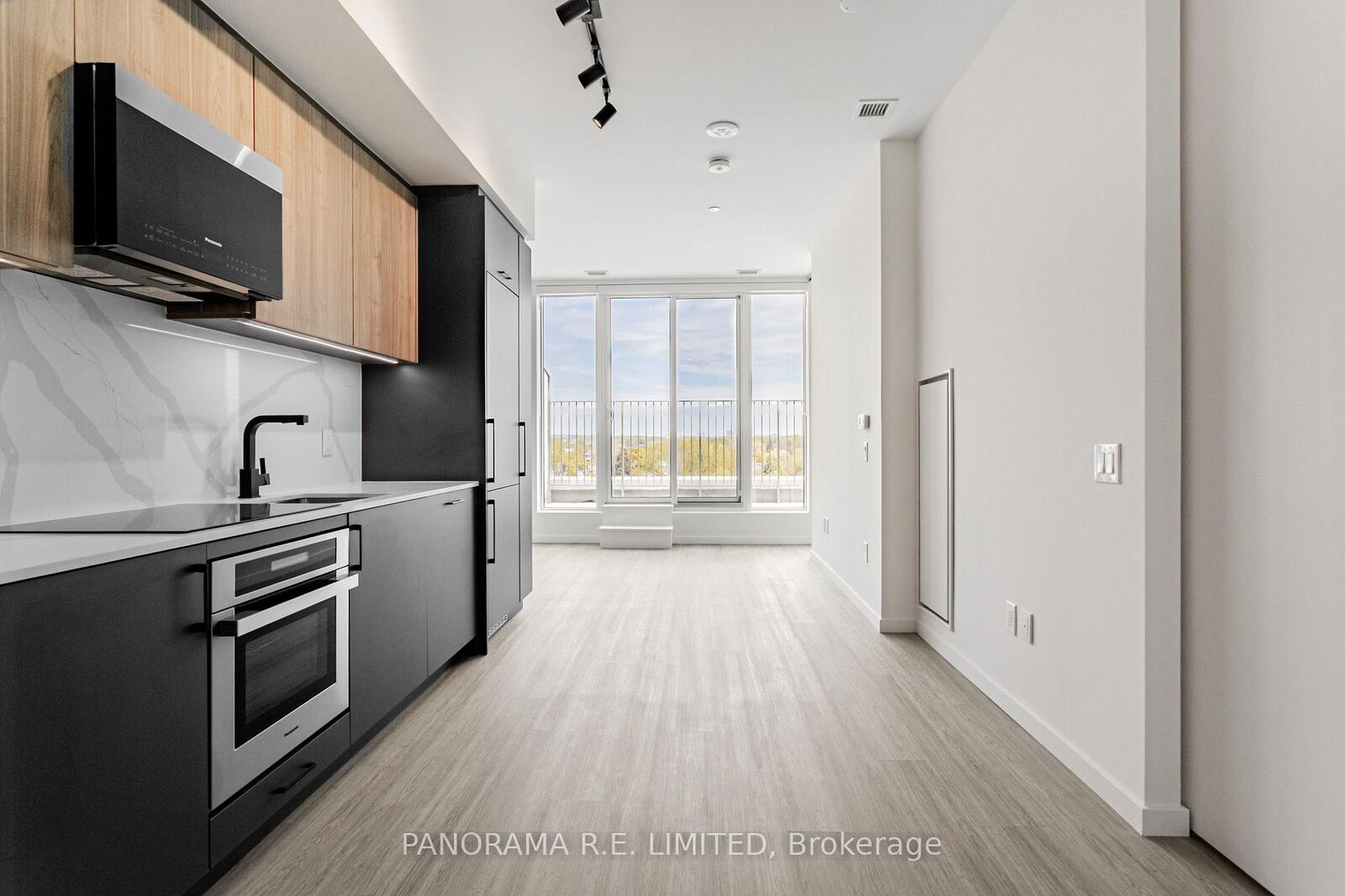 Property Photo:  689 The Queensway N/A Ph817  ON M8Y 0C8 