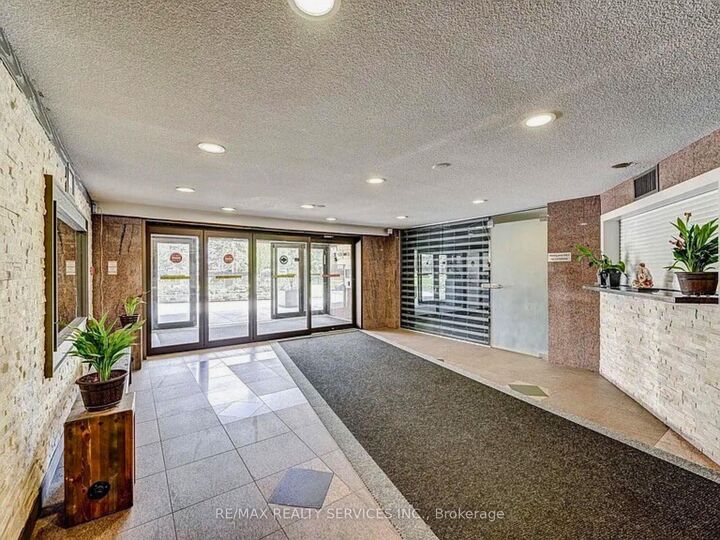 Property Photo:  4 Lisa Street 1401  ON L6T 4B6 