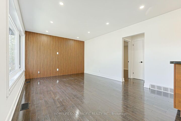 Property Photo:  314 Wenlock Avenue  ON L4C 1M7 