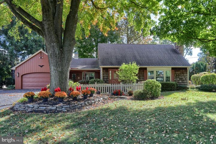 Property Photo:  8 Pennwood Road  PA 17042 