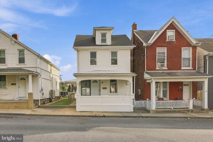 Property Photo:  708 Locust Street  PA 17042 