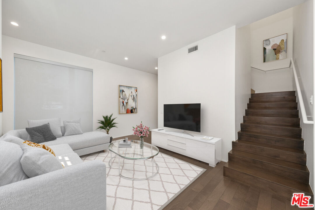 Property Photo:  935 N San Vicente Blvd, Unit 1  CA 90069 