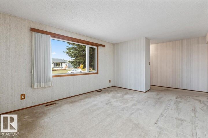 Property Photo:  17 Garnet Crescent  AB T8A 2B7 