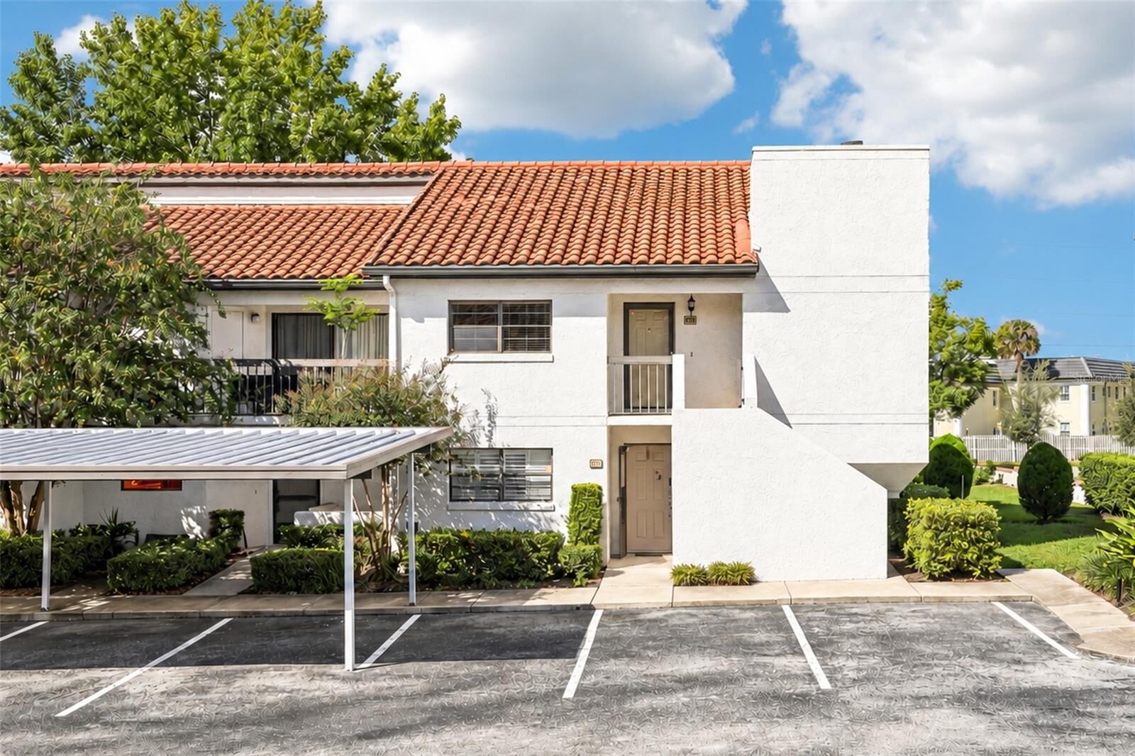Property Photo: 220 Killarney Bay Court 6-2 FL 32789