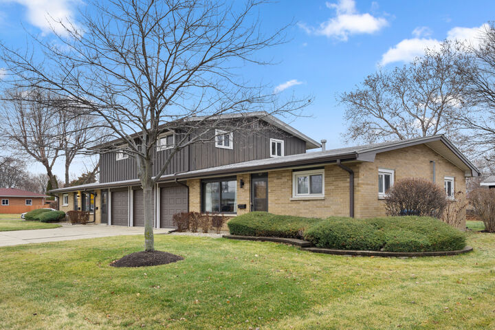 Property Photo:  537-541 N Edgelawn Drive 541  IL 60506 