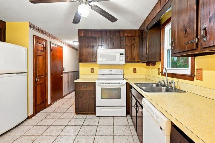 Property Photo:  10 Lancaster Drive  NH 03053 