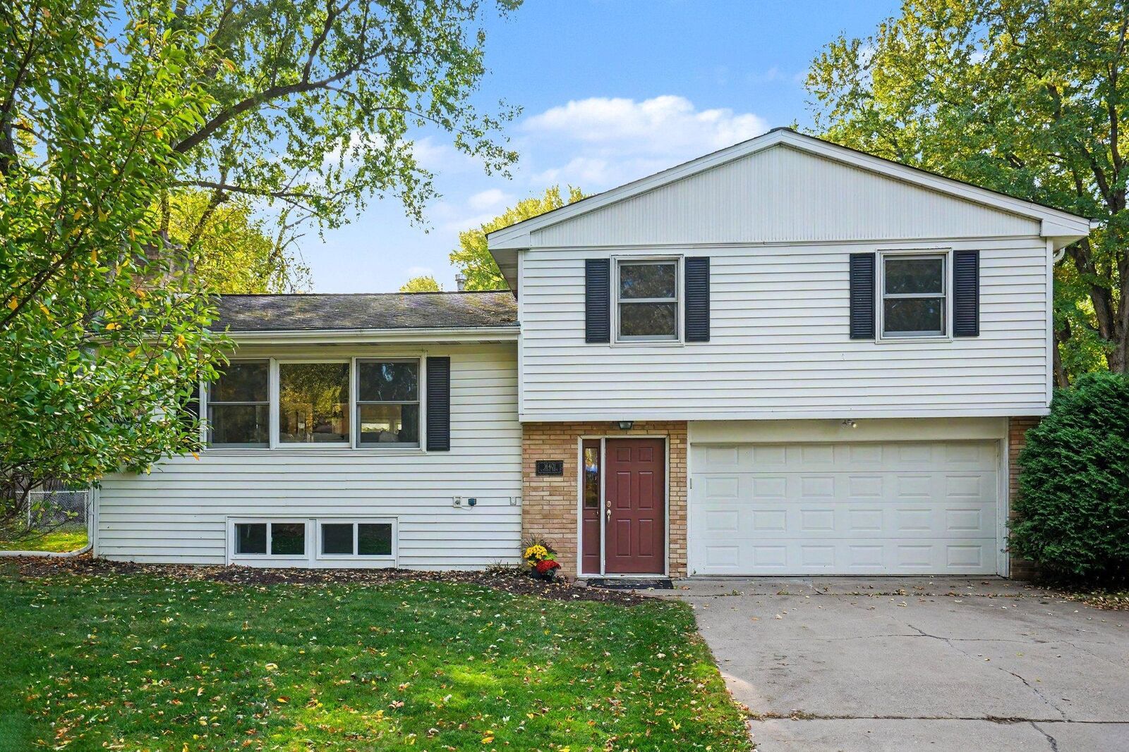 Property Photo:  16401 Temple Drive S  MN 55345 