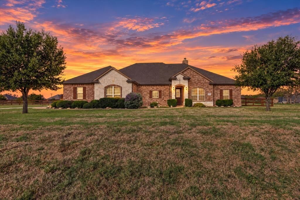 Property Photo: 5640 Wilton Terrace TX 76247