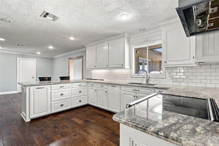 Property Photo:  306 W Lee W  LA 70663 