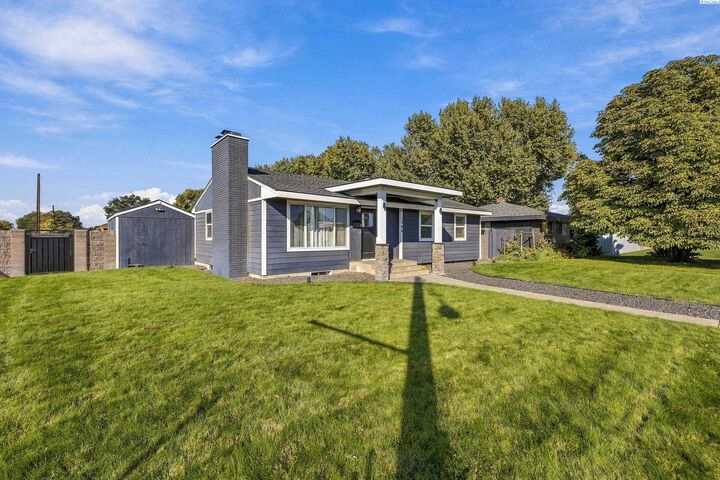 Property Photo:  1704 N 22nd Ave  WA 99301 