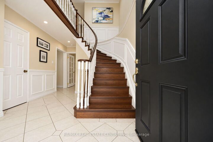 Photo de la propriété:  32 McKinnon Avenue  ON L7G 5H5 