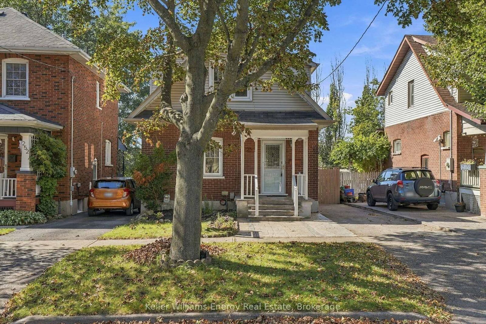 Property Photo:  256 Grooms Avenue  ON L1G 4A3 