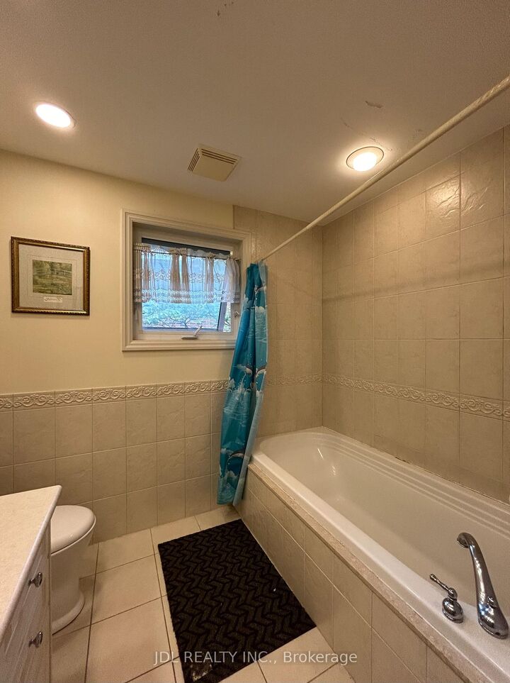 Property Photo:  3 Butterfield Dr Drive Pretty Bedroom 2nd Floor  ON M3A 2L9 