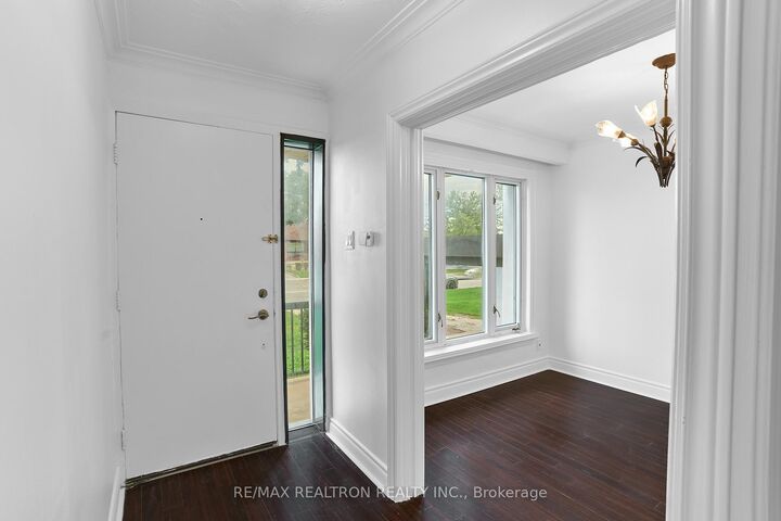 Property Photo:  135 Regina Avenue  ON M6A 1R8 
