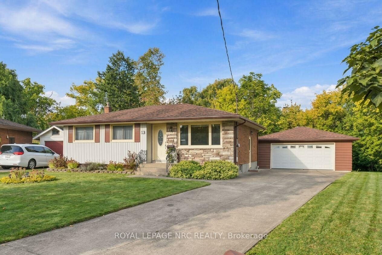 Property Photo:  13 Hardwood Grove  ON L2P 1K3 