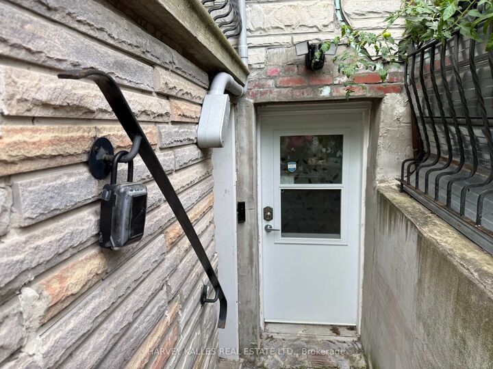 Property Photo:  488 Lansdowne Avenue Lower  ON M6H 3Y3 