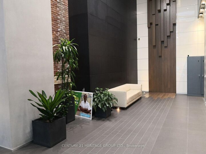 Property Photo:  15 Grenville Street 3907  ON M4Y 1A1 