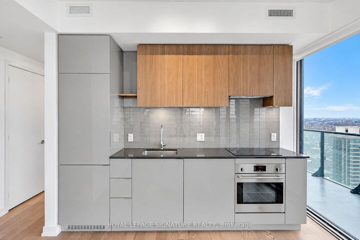 Property Photo: 161 Roehampton Avenue 3604 ON M4P 0C8