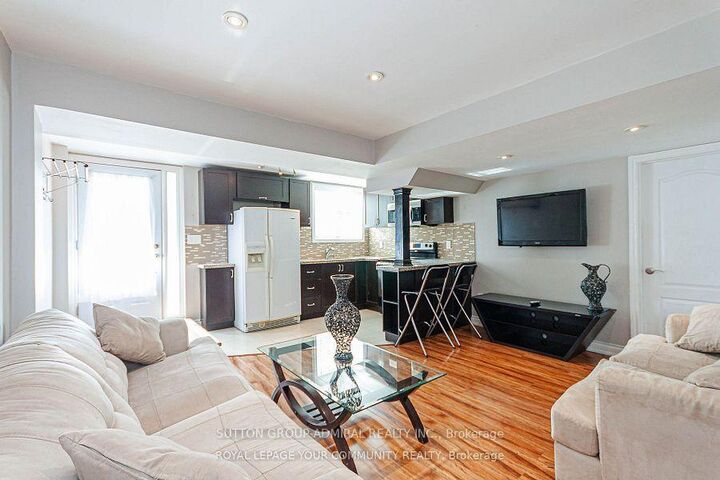 Property Photo:  111 Deerwood Crescent Room 1  ON L4E 4B3 