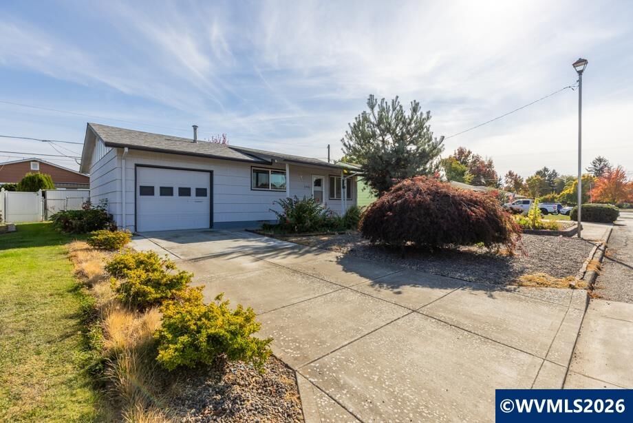 Property Photo:  1456 Country Club Cir  OR 97071 