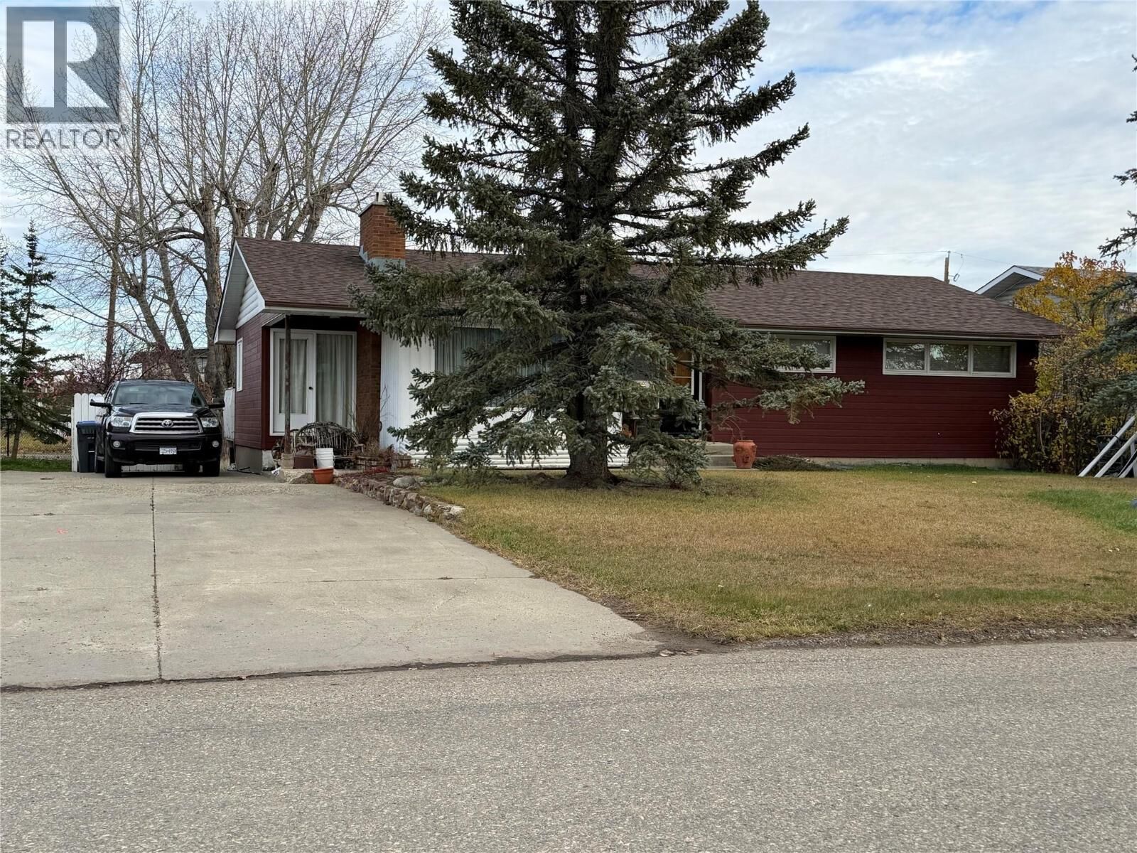 Property Photo:  932 111 Avenue  BC V1G 2X3 