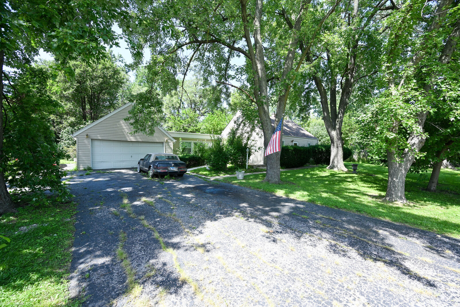 Property Photo: 424 N Poplar Avenue IL 60191