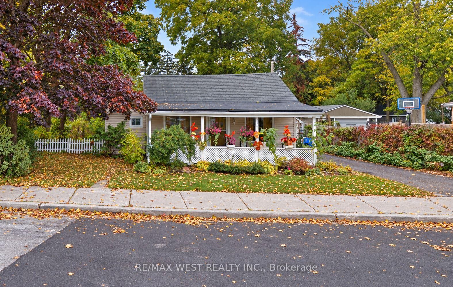 Property Photo:  130 Pine Street  ON L1N 3X2 