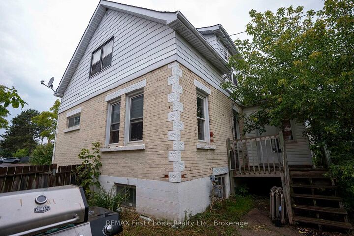 Property Photo:  308 Archibald Street N  ON P7C 3Y4 