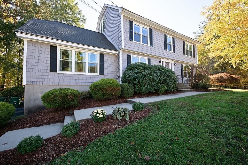 Property Photo:  10 Cathedral Circle  NH 03063 